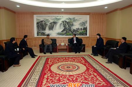 著名变压器专家钱梓弘考察人民输变电超高压生