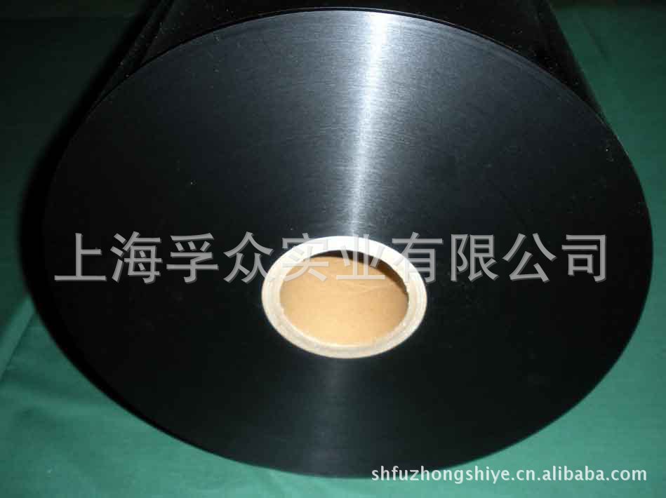 PET黑色聚酯薄膜:是系由对苯二甲酸二甲酯和乙二醇在相关催化剂的辅助下加热,经过酯交换和真空缩聚,双轴拉伸而成的薄膜。有纯黑两面光黑色膜、单面哑光磨砂黑色膜、黑色透光膜三种;此产品继承了聚酯薄膜的原有化学物理性能,具有黑色覆盖度好、色度均匀、永久表面光滑平整、不掉色、具有良好的机械性能和热稳定性.