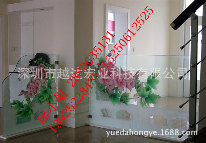 亚克力标牌UV彩印机 联系人:廖小姐 联系方式:13250612525 QQ:2880635131 我公司可以免费为客户打印样品,欢迎您来电咨询! 亚克力标牌彩印机又名 玻璃亚克力标牌彩印机、万能打印机、PVC印刷机、瓷砖彩印机、玻璃彩印机、玻璃彩喷机、瓷砖彩喷机、玻璃印花机、瓷板彩印机等,可应用于任意材质的平面、弧面或圆柱形物体的全彩打印,其颠覆性的数码打印理念给印刷行业带来一股新风,以势不可挡的席卷了整个行业,为客户大幅度的降低生产成本,提高生产效率创造了良好的条件可代替丝印、移印、转印设备,无需制版