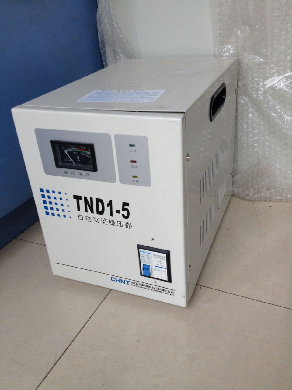 概述: TND/TSD/SVC-系列高精度交流稳压电源具有体积小,波形失真小,稳压精度高,性能可靠等优点。产品分单相,三相两类,有二十几种规格型号。产品广泛应用于需要稳定供电的各种设备。如家用电器,现代办公设备,电教系统,通信网络,监控系统,音响工程,医疗卫生设备,数控加工设备等。是工厂,矿山,科研,医疗等领域所需的一种性能价格比,较为理想的交流稳压设备。 工作原理: 本系列交流稳压电源由控制电路及伺服电机等组成。当输入电压或负载变化时控制电路对变化电压进行取样,比较,放大,然后控制伺服电机工作,使调压器