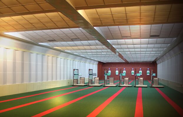 室内精度靶场和影像靶场设备、安装设计方案 靶场一般位于位于地下一层,总建筑面积约为300O,由射击区、靶位区、观摩区、控制室等部分组成。全面体现训练贴近实战的构建思想,适宜公安干警进行基准训练和战术训练,射击馆的建筑总长约为40米,宽约8米,梁下高约3.8米,框架结构;射击区装备4套自动报靶设备,射击馆的通风、照明、指挥音响由计算机进行统一综控,使场馆在配合不同科目的训练方面能一馆多能的目的。适用枪型:54、64、77、92式短枪及微冲。适用弹型:适用于弹径4.